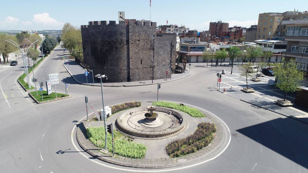 'Hava gelmiyor' diye yıkılan Diyarbakır surları yeniden inşa edilecek 11
