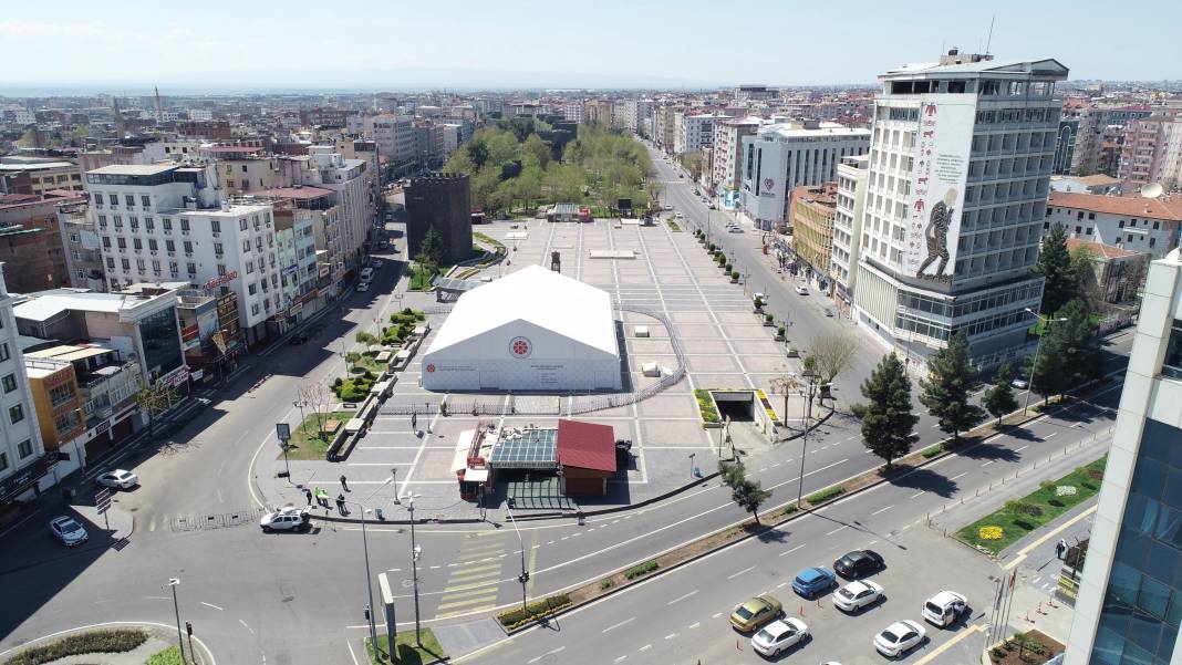 'Hava gelmiyor' diye yıkılan Diyarbakır surları yeniden inşa edilecek 12