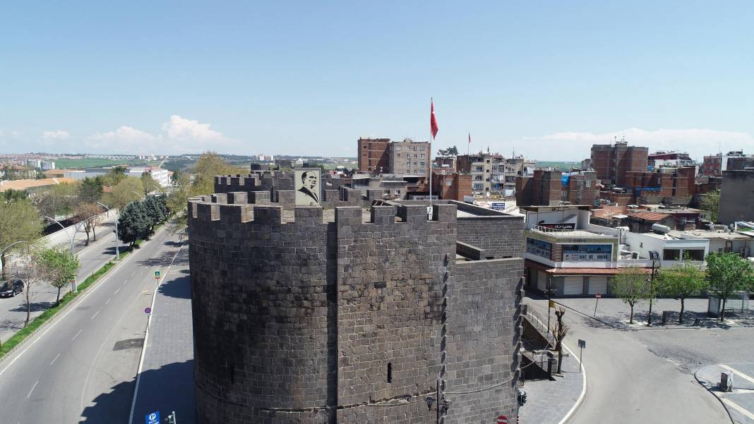 'Hava gelmiyor' diye yıkılan Diyarbakır surları yeniden inşa edilecek 13
