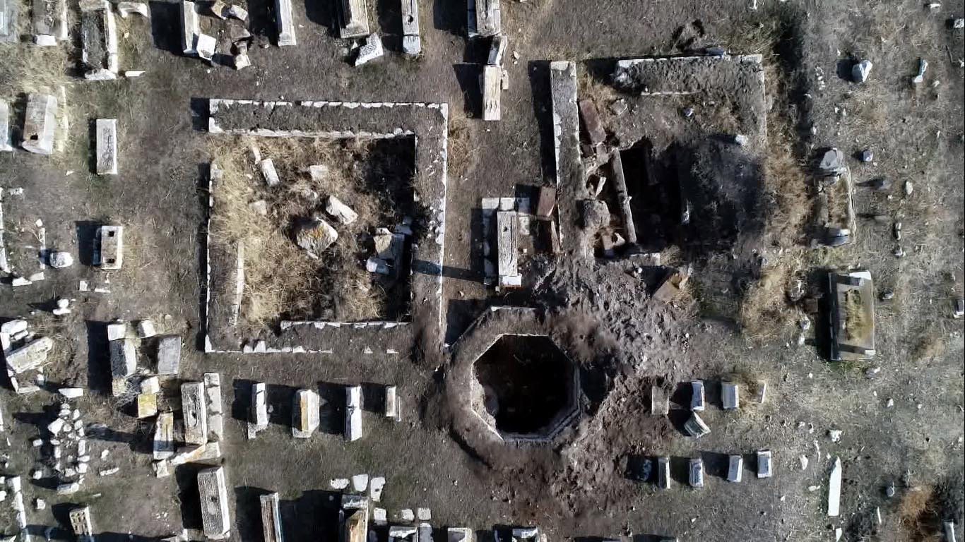 5 bin yıllık mezarlıkta defineci talanı! Kemikleri bile çıkardılar 11