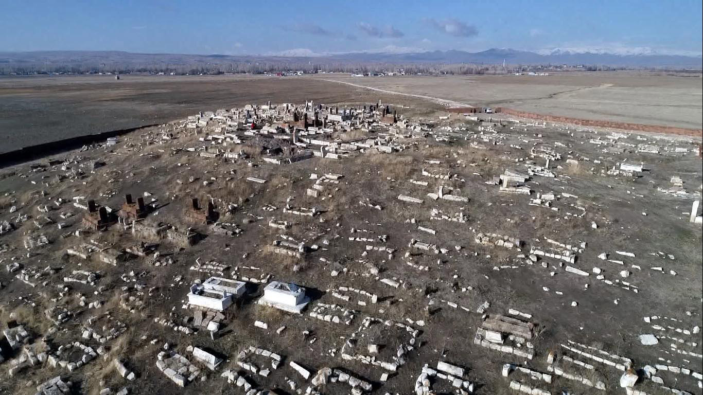 5 bin yıllık mezarlıkta defineci talanı! Kemikleri bile çıkardılar 10