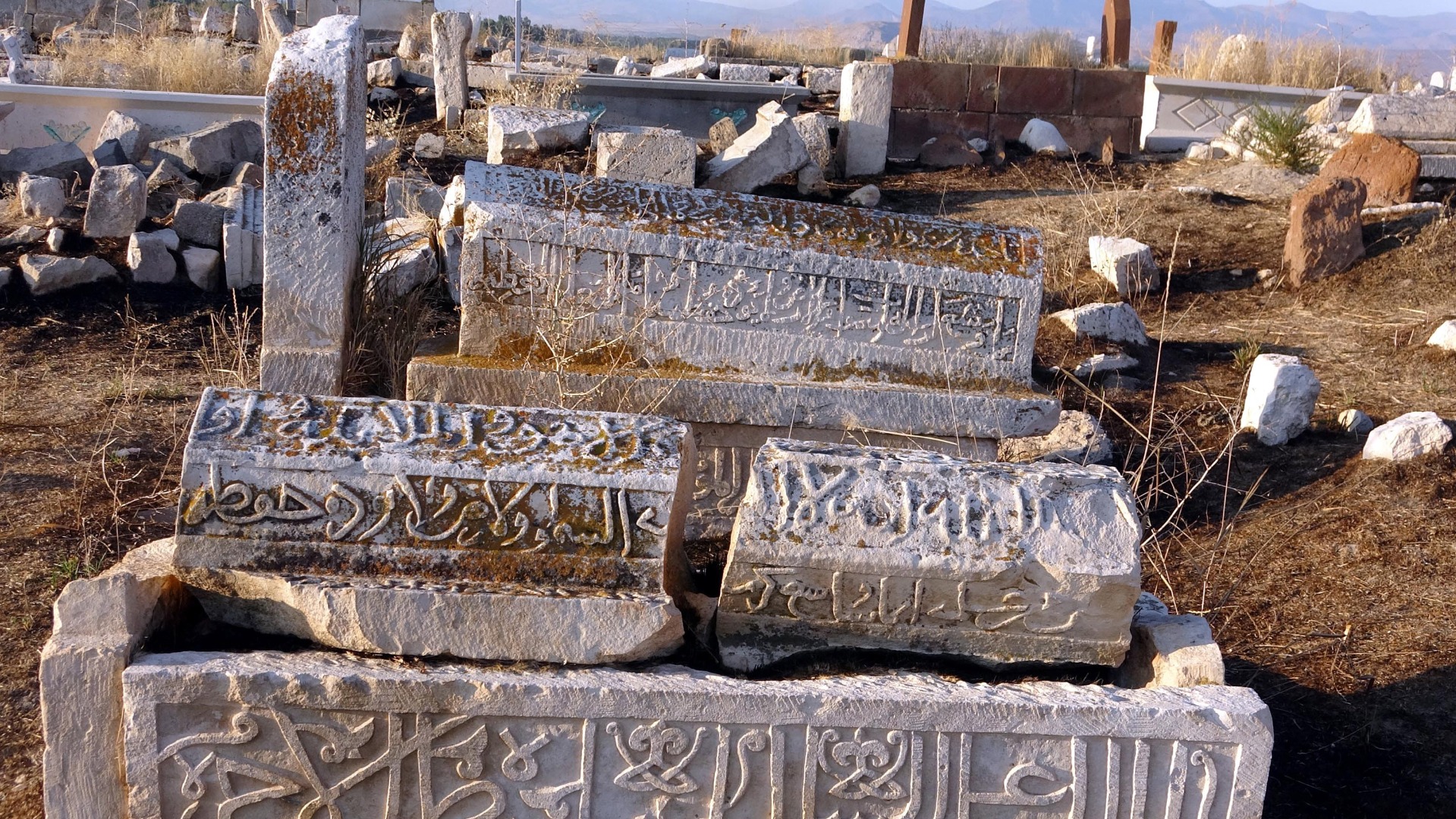 5 bin yıllık mezarlıkta defineci talanı! Kemikleri bile çıkardılar 9