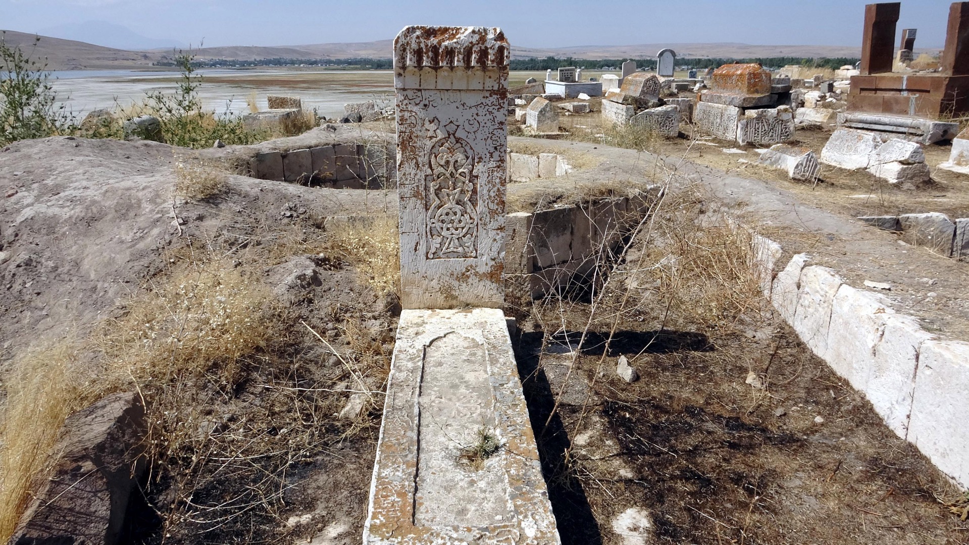 5 bin yıllık mezarlıkta defineci talanı! Kemikleri bile çıkardılar 8