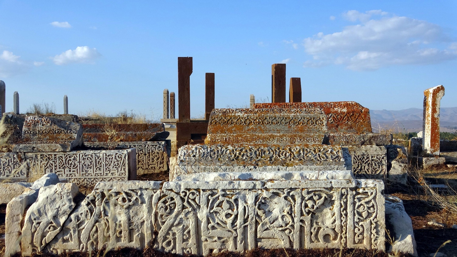 5 bin yıllık mezarlıkta defineci talanı! Kemikleri bile çıkardılar 6