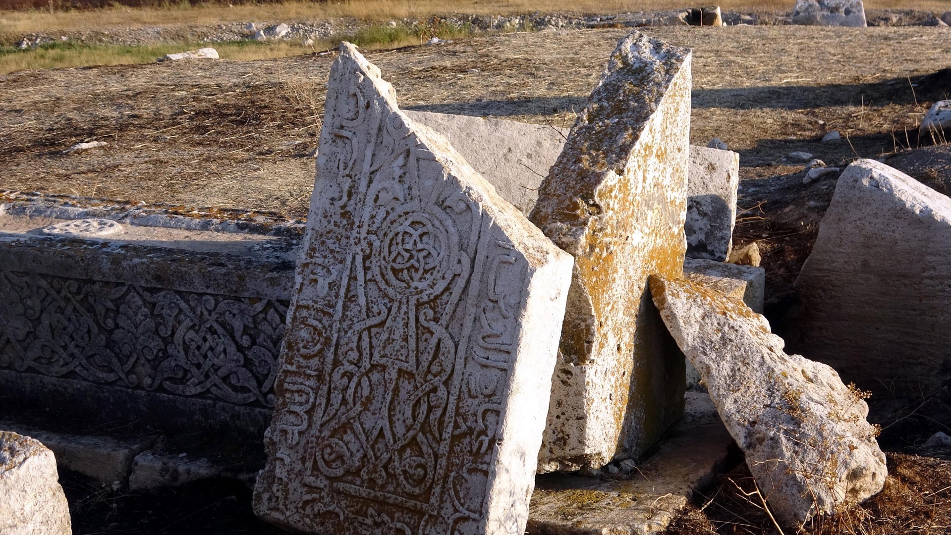 5 bin yıllık mezarlıkta defineci talanı! Kemikleri bile çıkardılar 5