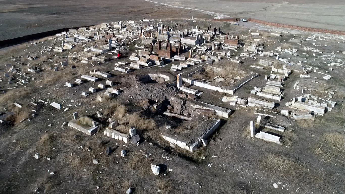 5 bin yıllık mezarlıkta defineci talanı! Kemikleri bile çıkardılar 4