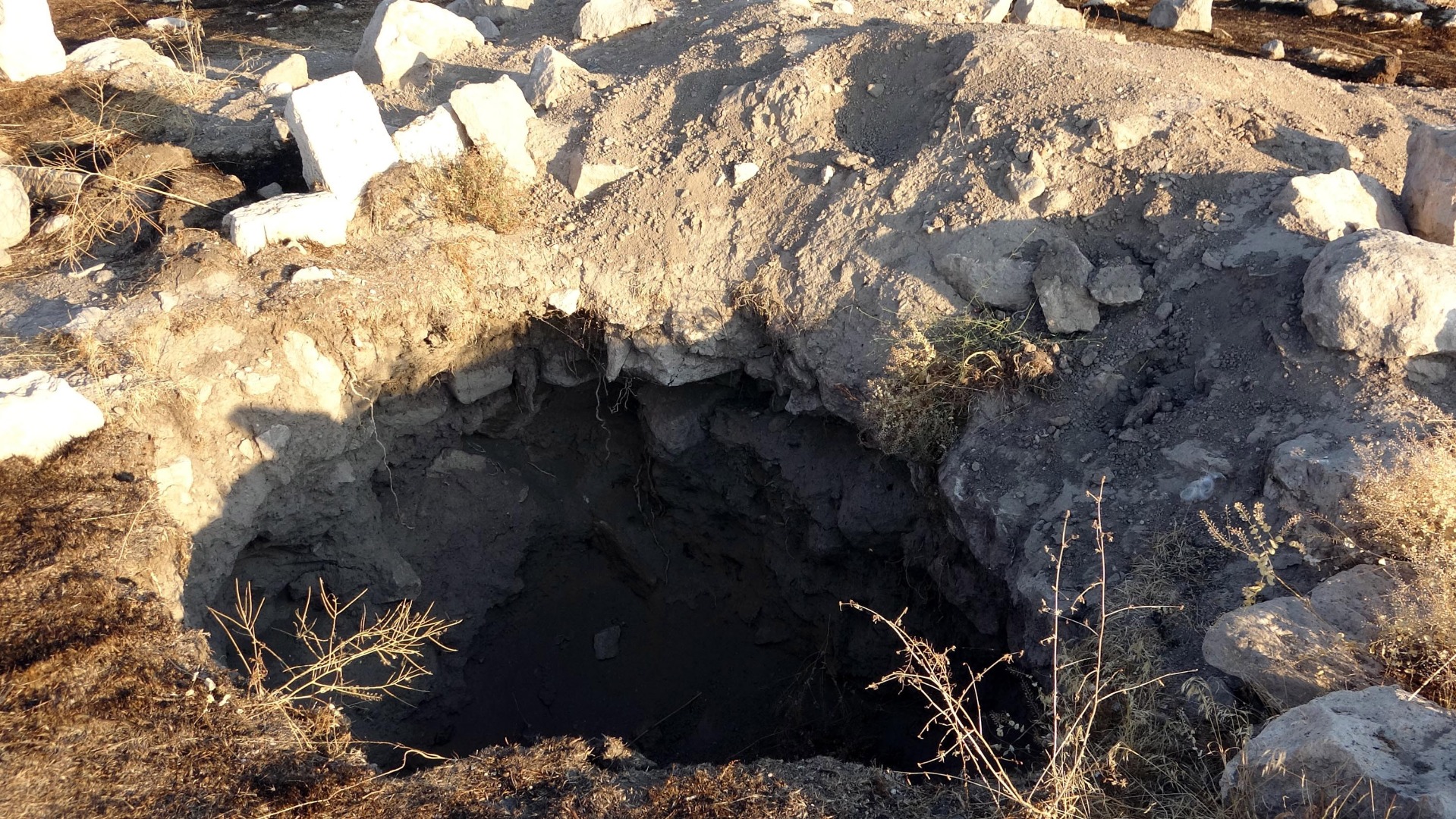 5 bin yıllık mezarlıkta defineci talanı! Kemikleri bile çıkardılar 2