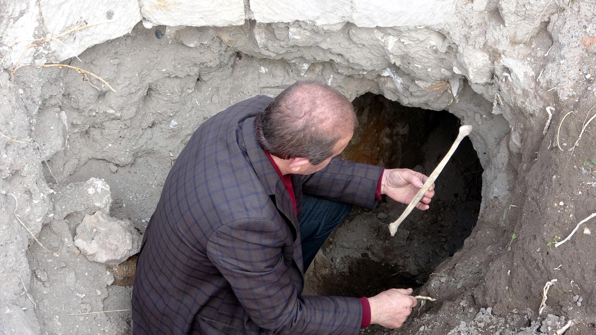 5 bin yıllık mezarlıkta defineci talanı! Kemikleri bile çıkardılar 1