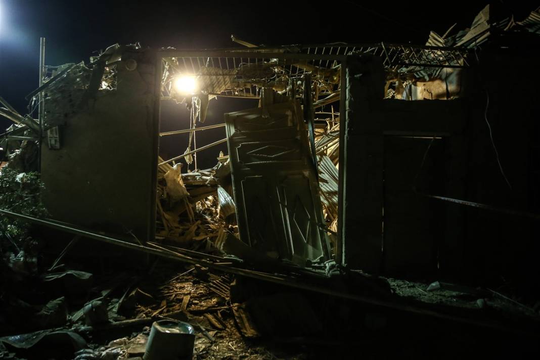 Ermenistan sivilleri uykudayken füzeyle vurdu! 15