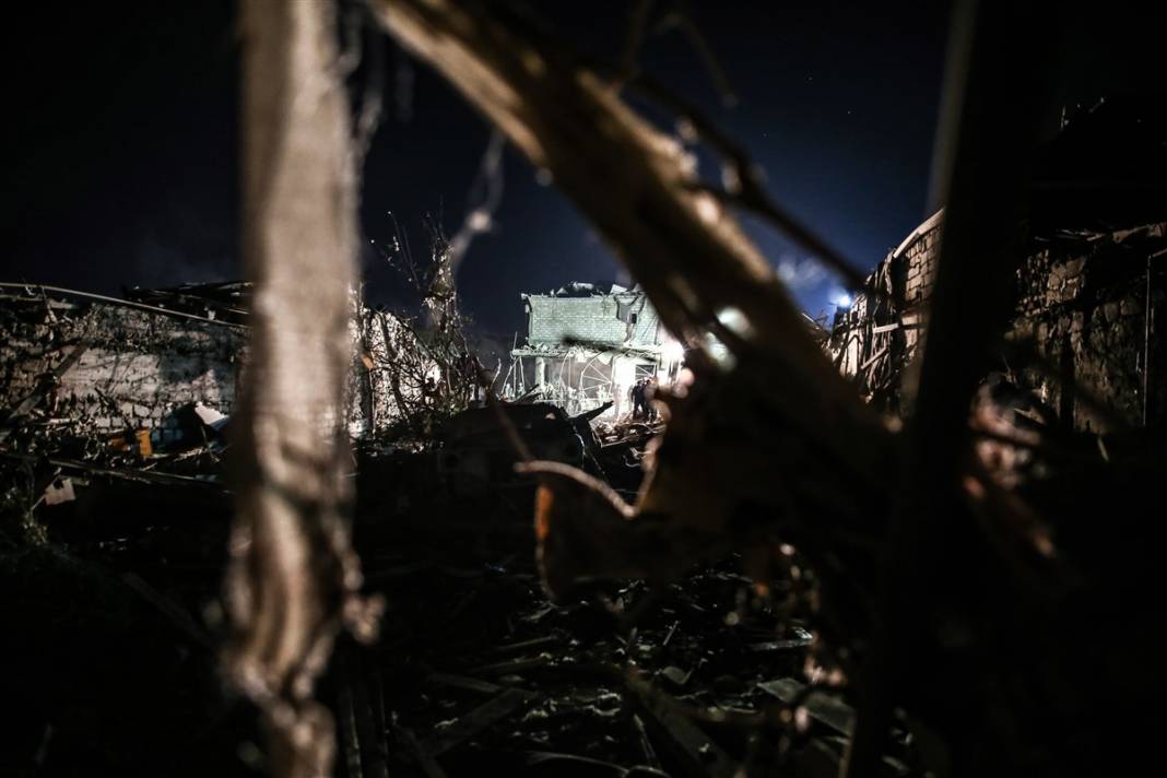 Ermenistan sivilleri uykudayken füzeyle vurdu! 16