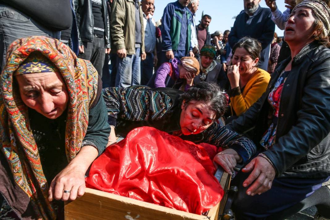 Gence'de katliam kurbanları defnedildi, gözyaşları ağıtlara karıştı 11