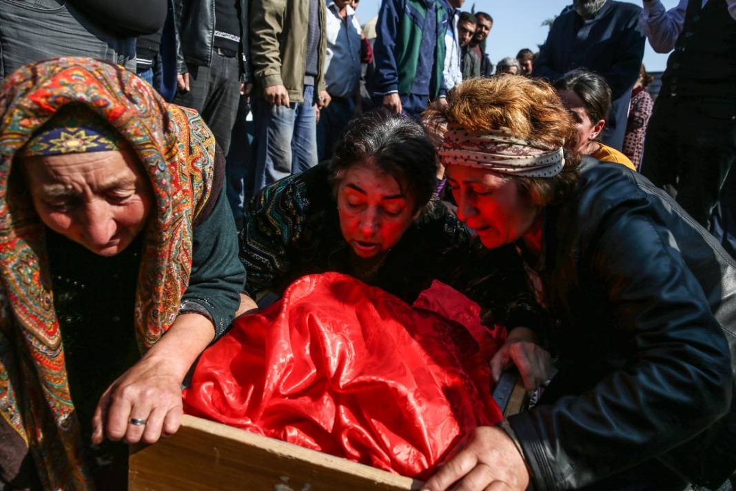 Gence'de katliam kurbanları defnedildi, gözyaşları ağıtlara karıştı 12