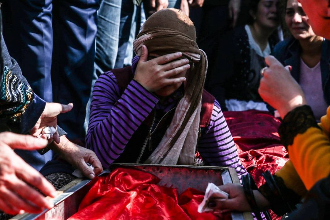 Gence'de katliam kurbanları defnedildi, gözyaşları ağıtlara karıştı 16