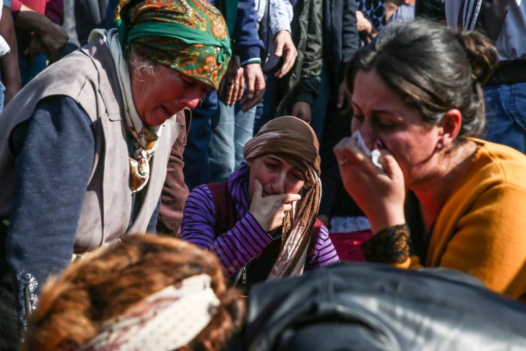 Gence'de katliam kurbanları defnedildi, gözyaşları ağıtlara karıştı 18