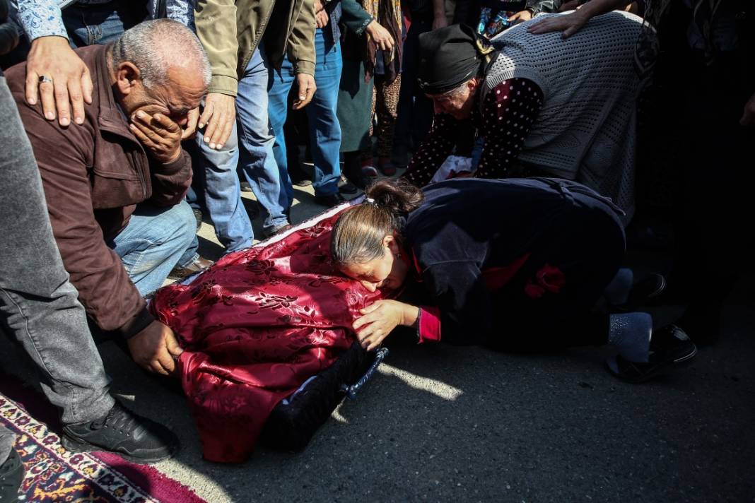 Gence'de katliam kurbanları defnedildi, gözyaşları ağıtlara karıştı 20