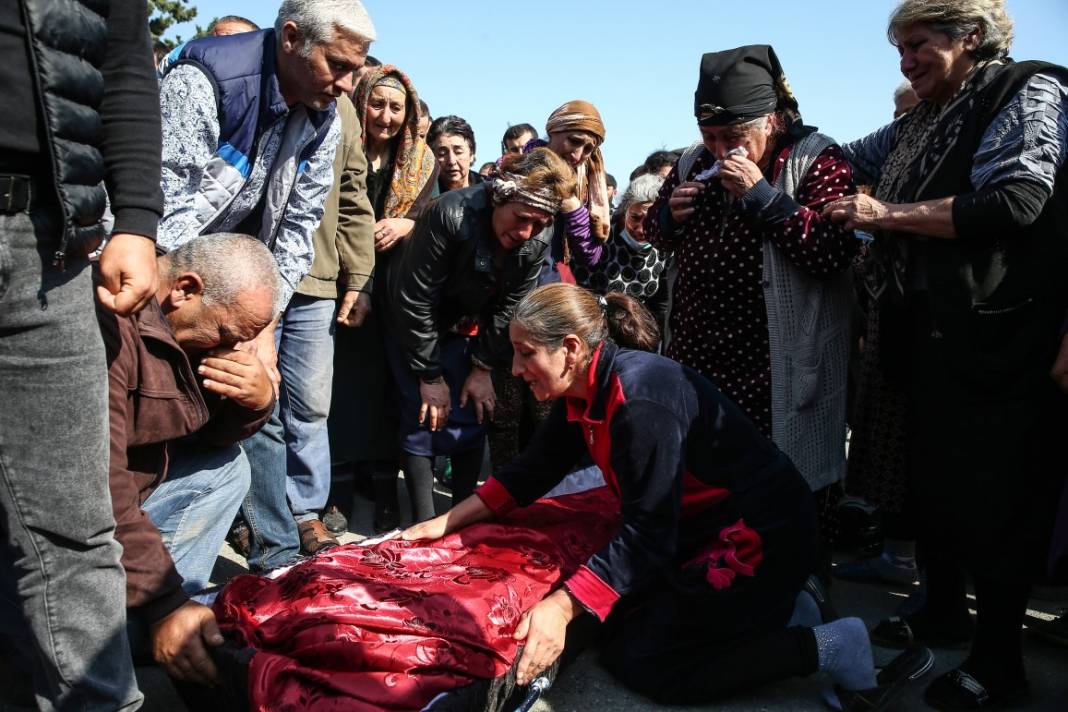 Gence'de katliam kurbanları defnedildi, gözyaşları ağıtlara karıştı 21