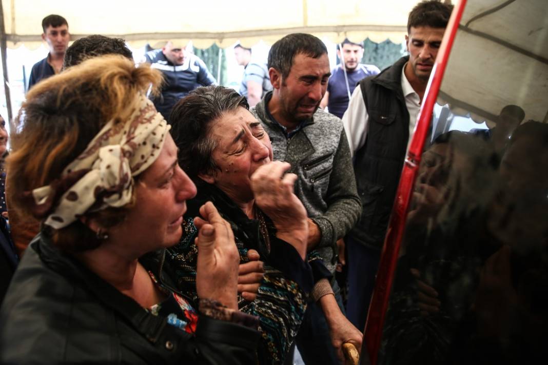 Gence'de katliam kurbanları defnedildi, gözyaşları ağıtlara karıştı 29