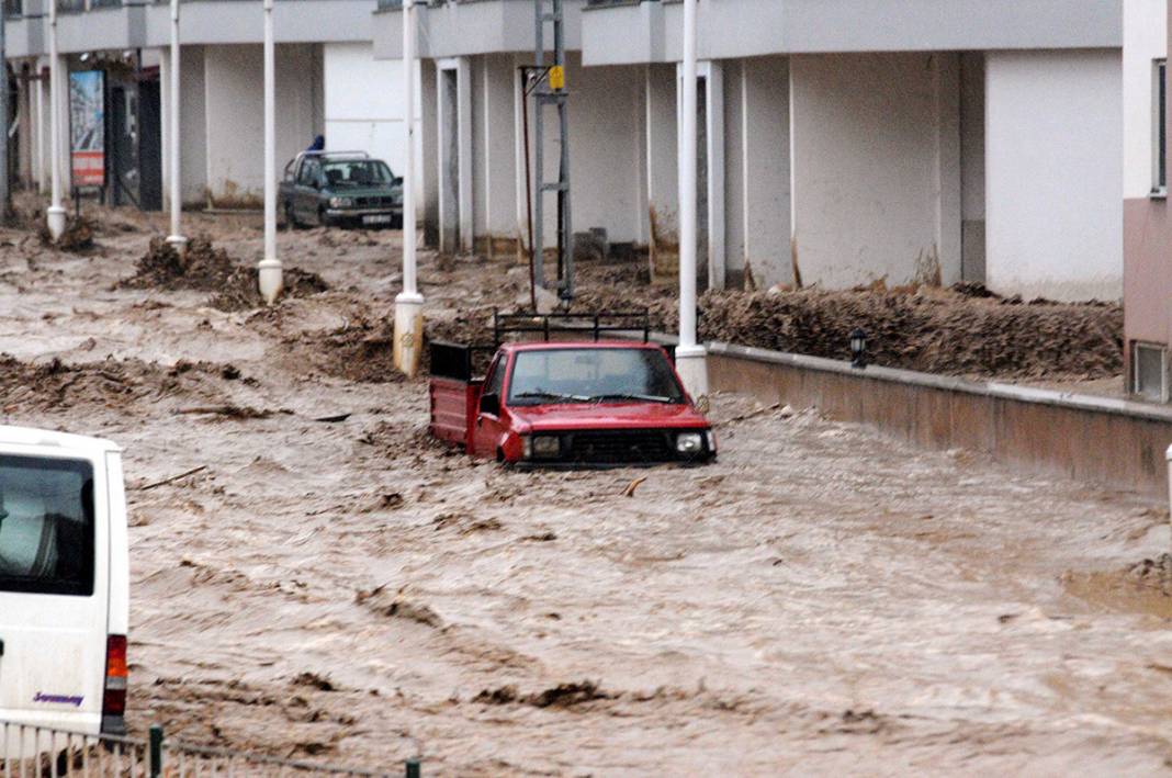 Karadeniz'de tehlike çanları çalıyor! Sel ve heyelanlar artacak 8