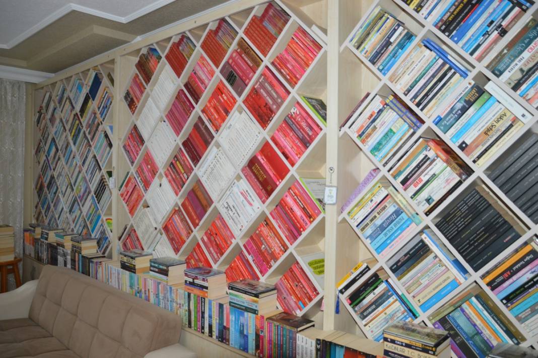 Öğretmen çiftin kitap aşkı evlere sığmıyor...5 kez yer değiştirdiler 1