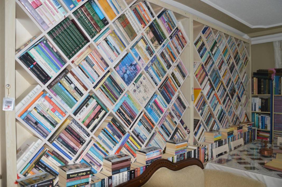 Öğretmen çiftin kitap aşkı evlere sığmıyor...5 kez yer değiştirdiler 2