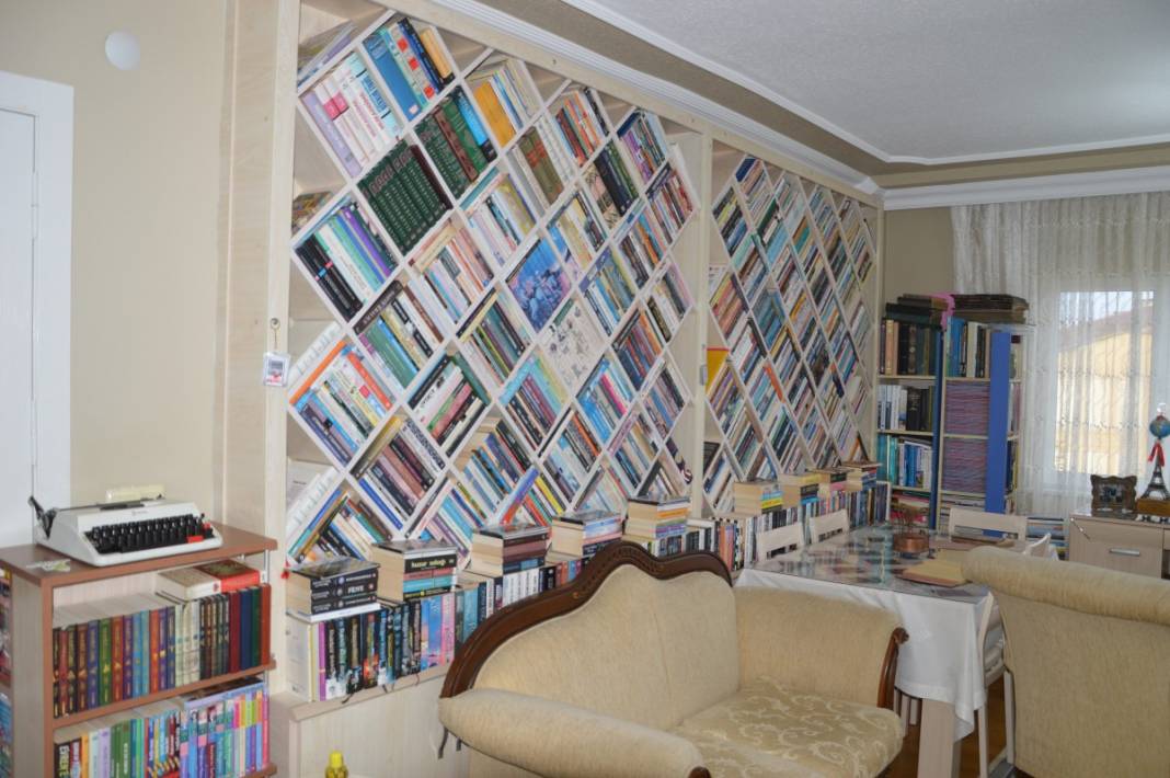 Öğretmen çiftin kitap aşkı evlere sığmıyor...5 kez yer değiştirdiler 3