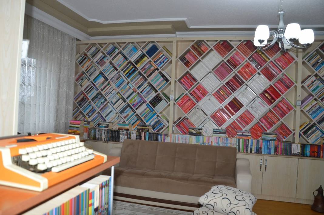 Öğretmen çiftin kitap aşkı evlere sığmıyor...5 kez yer değiştirdiler 5