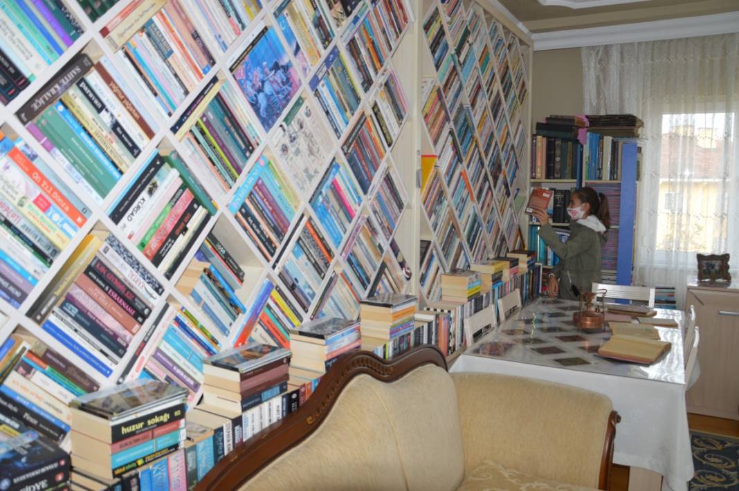 Öğretmen çiftin kitap aşkı evlere sığmıyor...5 kez yer değiştirdiler 7