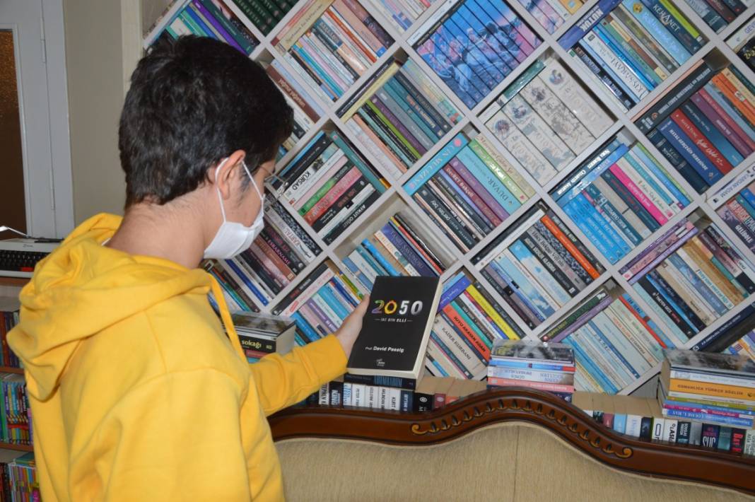 Öğretmen çiftin kitap aşkı evlere sığmıyor...5 kez yer değiştirdiler 8