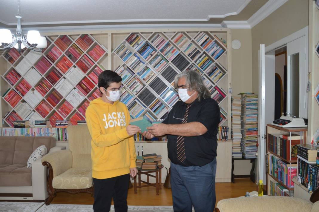 Öğretmen çiftin kitap aşkı evlere sığmıyor...5 kez yer değiştirdiler 9