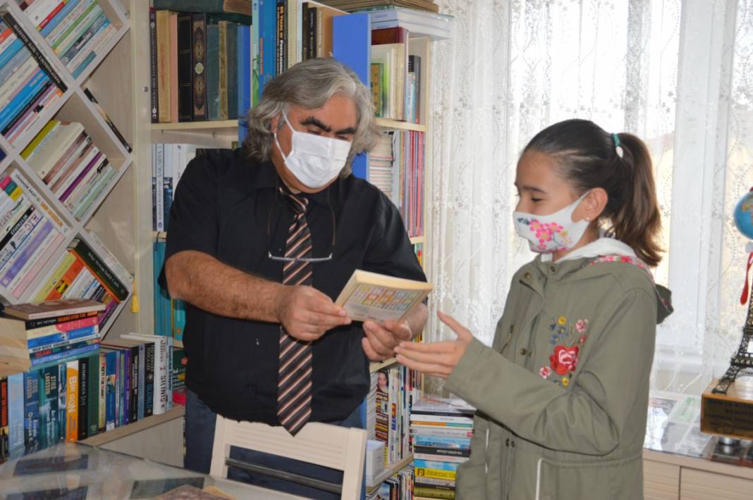 Öğretmen çiftin kitap aşkı evlere sığmıyor...5 kez yer değiştirdiler 10