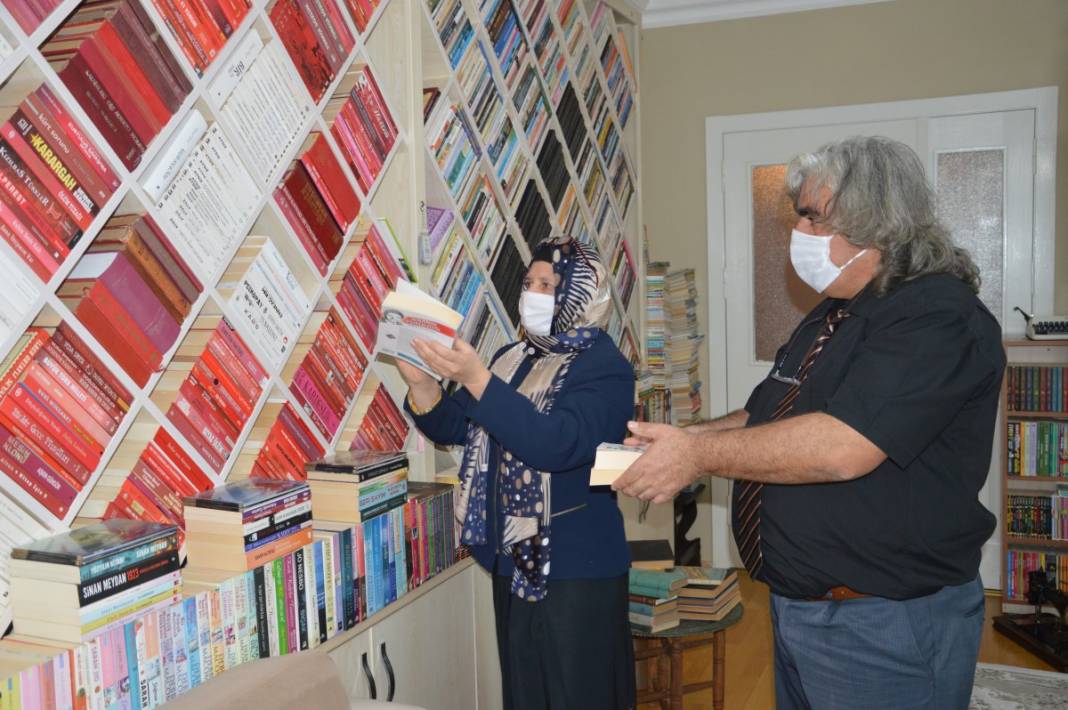 Öğretmen çiftin kitap aşkı evlere sığmıyor...5 kez yer değiştirdiler 11
