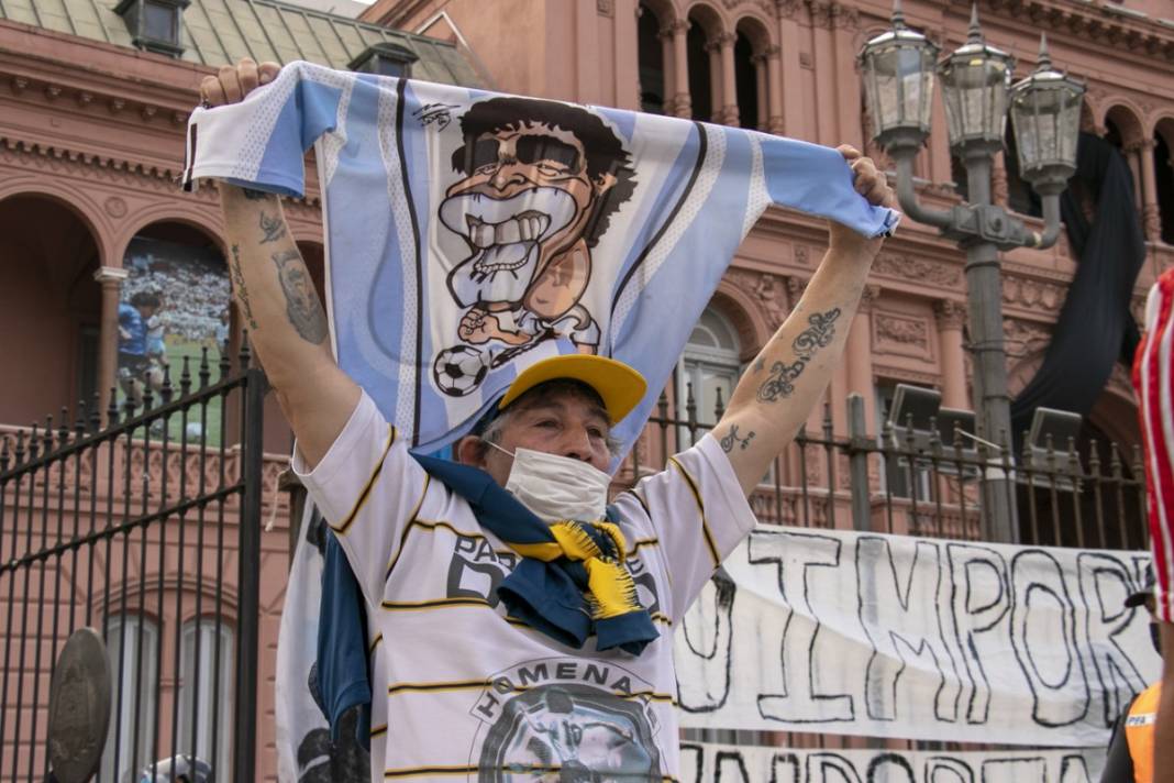 Arjantin 'efsane'yi uğurluyor... Gözyaşları Maradona'ya 6