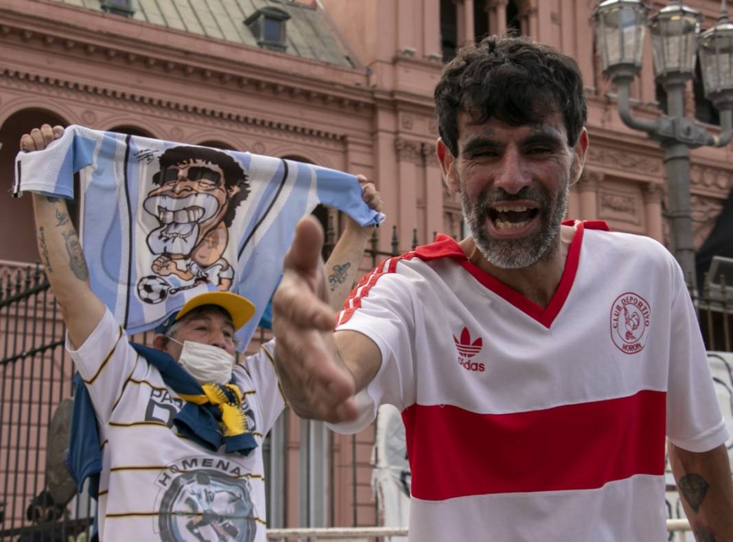 Arjantin 'efsane'yi uğurluyor... Gözyaşları Maradona'ya 7