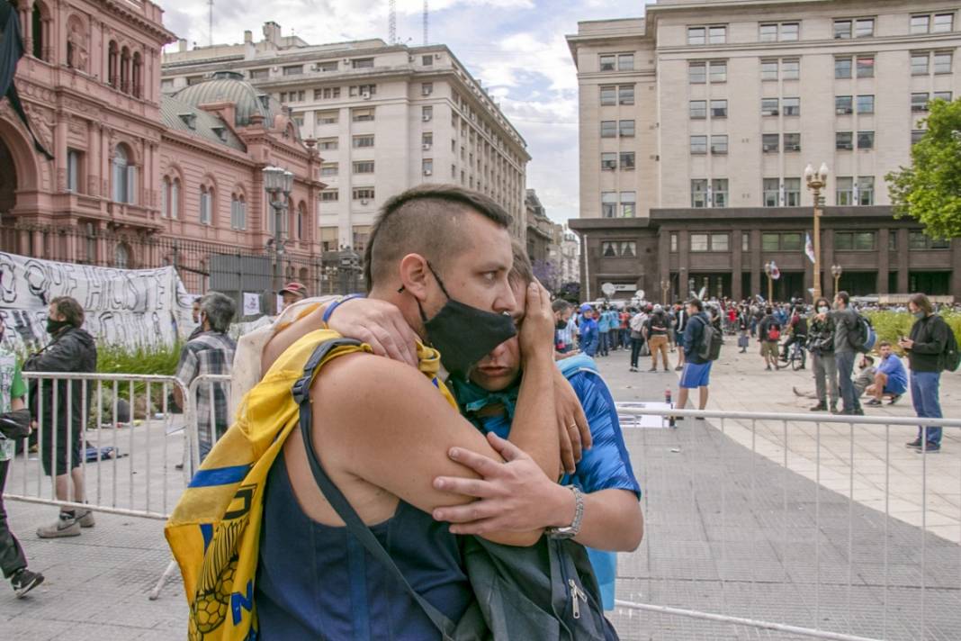 Arjantin 'efsane'yi uğurluyor... Gözyaşları Maradona'ya 9