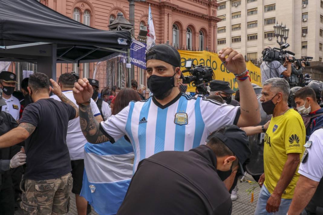 Arjantin 'efsane'yi uğurluyor... Gözyaşları Maradona'ya 11