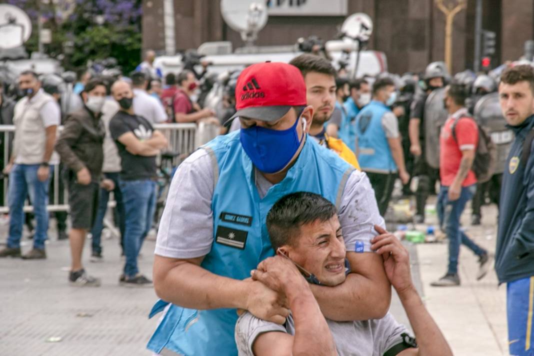 Arjantin 'efsane'yi uğurluyor... Gözyaşları Maradona'ya 12