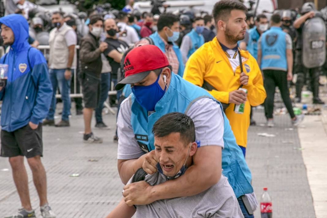 Arjantin 'efsane'yi uğurluyor... Gözyaşları Maradona'ya 13