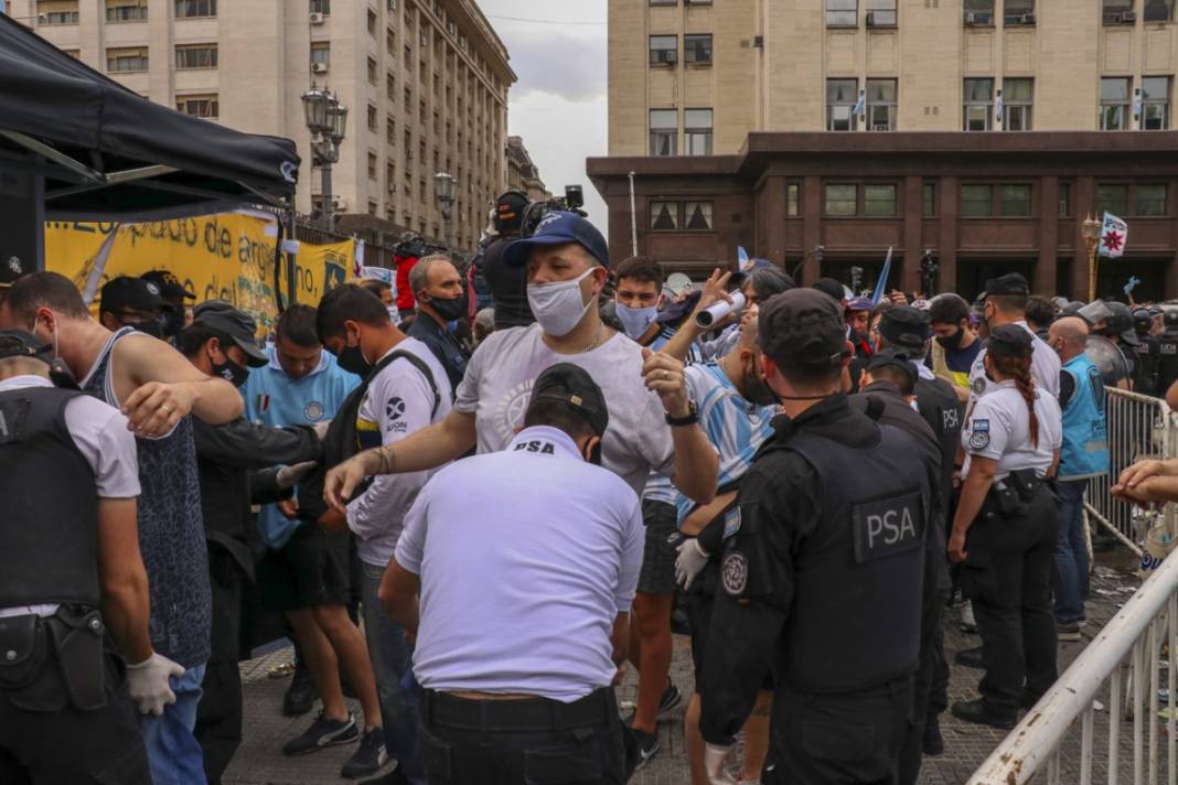 Arjantin 'efsane'yi uğurluyor... Gözyaşları Maradona'ya 15