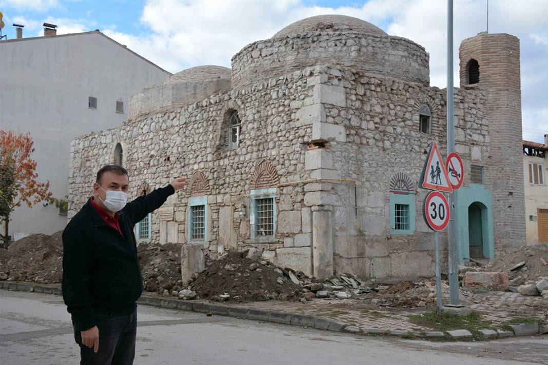 Sıvalar kazınınca ortaya çıktı! 500 yıllık caminin duvarlarında şaşırtan taşlar 1