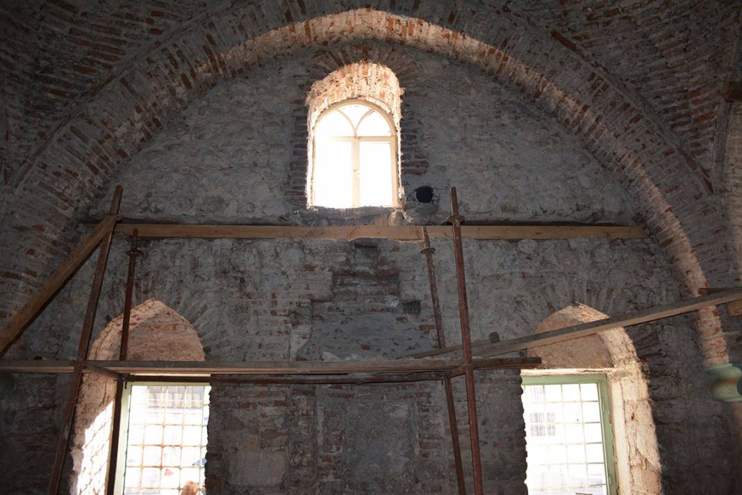 Sıvalar kazınınca ortaya çıktı! 500 yıllık caminin duvarlarında şaşırtan taşlar 8