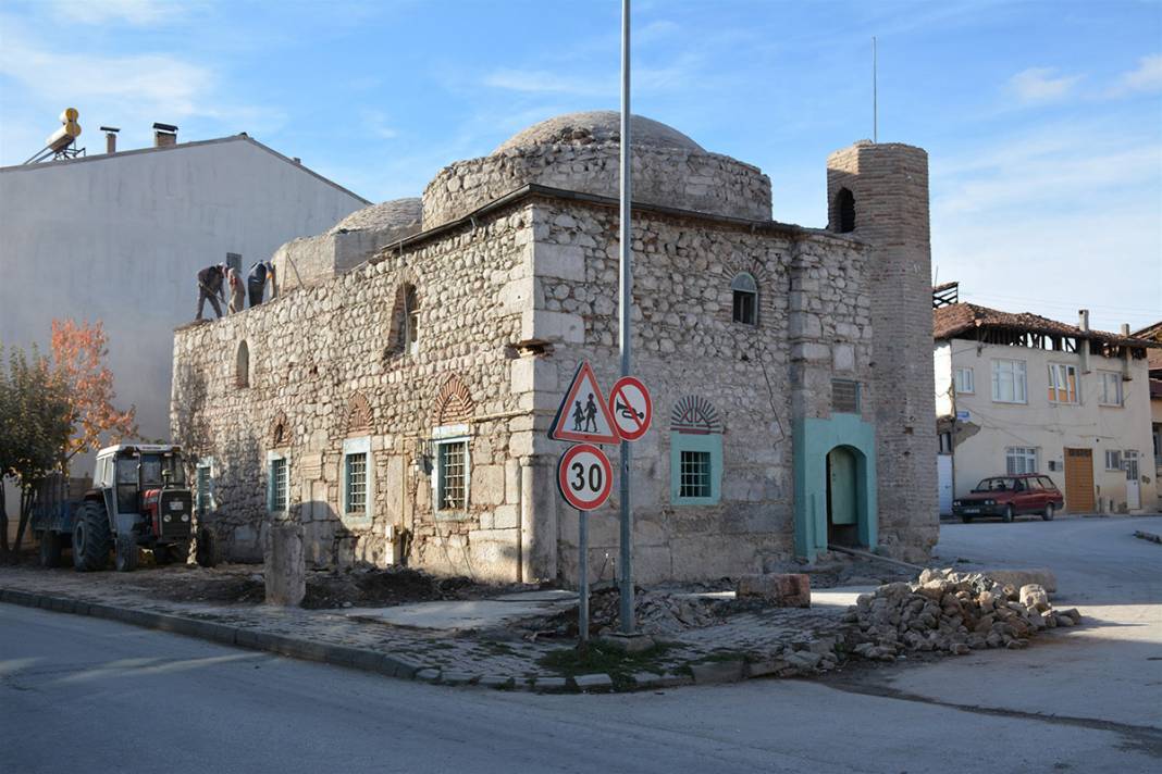 Sıvalar kazınınca ortaya çıktı! 500 yıllık caminin duvarlarında şaşırtan taşlar 2