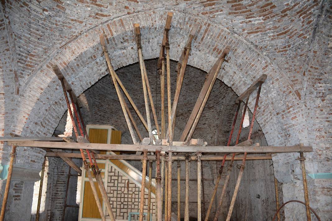 Sıvalar kazınınca ortaya çıktı! 500 yıllık caminin duvarlarında şaşırtan taşlar 6