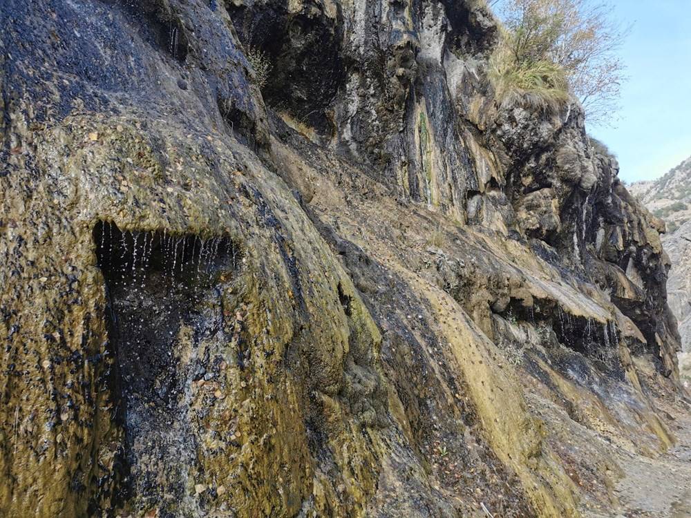 Görenler fotoğraf çekmeden gitmiyor! Tunceli'nin Ağlayan Kayalar'ı ilgi odağı oldu 8