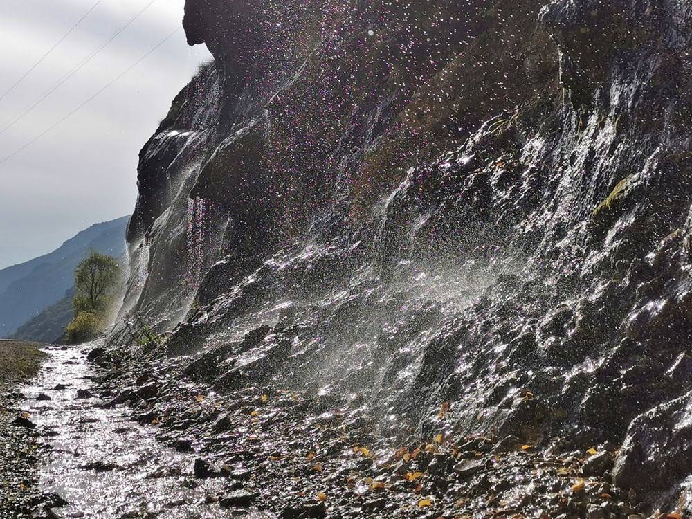 Görenler fotoğraf çekmeden gitmiyor! Tunceli'nin Ağlayan Kayalar'ı ilgi odağı oldu 9