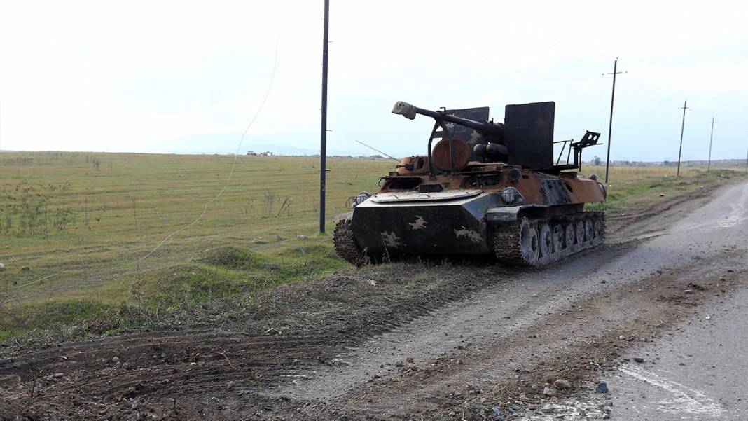 Karabağ'daki tarihi camiden sadece minare kaidesi kaldı 7