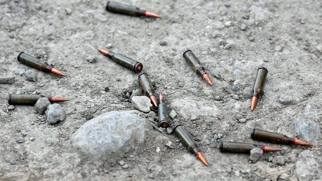 Karabağ'daki tarihi camiden sadece minare kaidesi kaldı 9