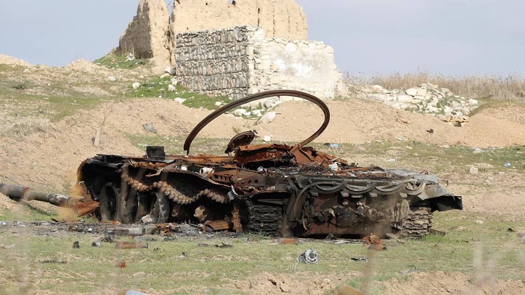 Karabağ'daki tarihi camiden sadece minare kaidesi kaldı 6