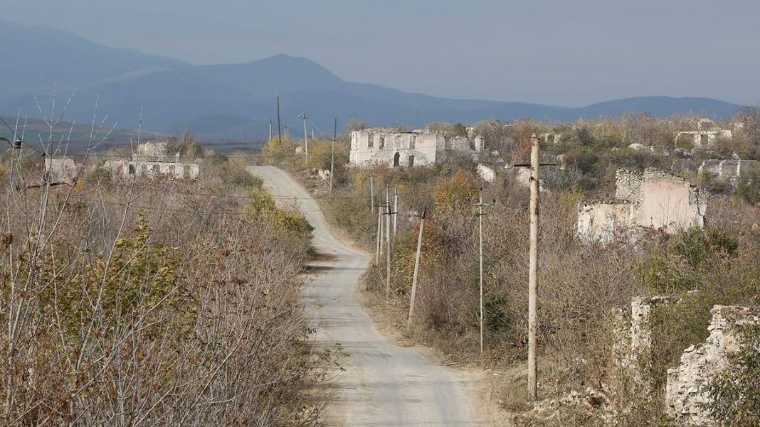 Karabağ'daki tarihi camiden sadece minare kaidesi kaldı 8