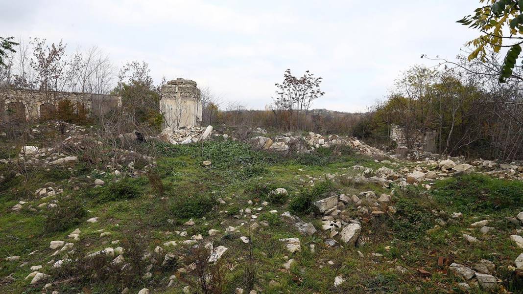 Karabağ'daki tarihi camiden sadece minare kaidesi kaldı 1