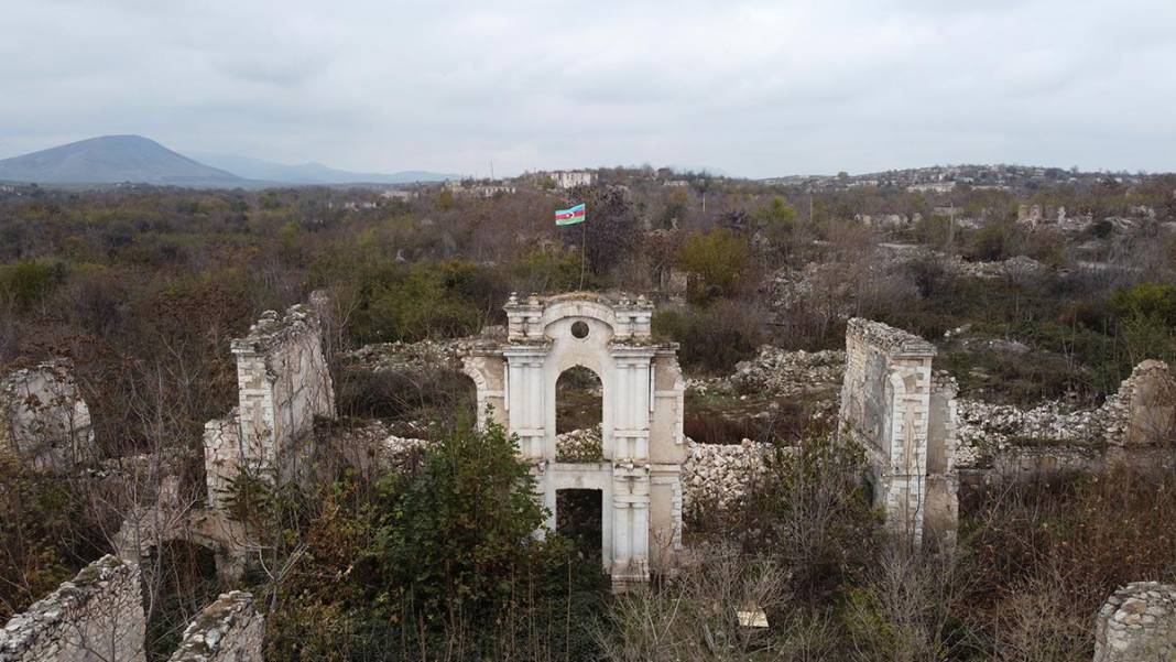 Karabağ'daki tarihi camiden sadece minare kaidesi kaldı 3